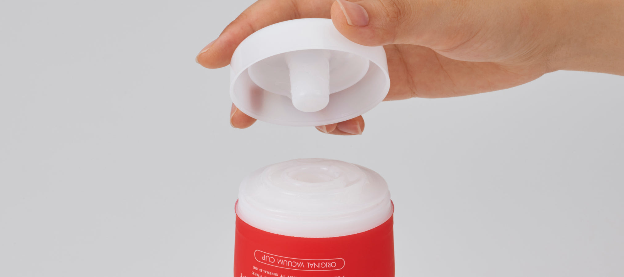 Tenga Keith Haring Soft Tube, detaliu valva de aspiratie si orificiu de aerisire