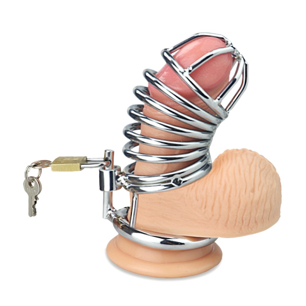 Centura de castitate metalica Lovetoy Emperor montata pe un model demonstrativ, aratand pozitia inelului de baza si a lacatului