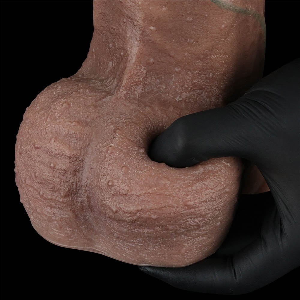 Detaliu macro al testiculelor texturate ale dildo-ului Lovetoy Nature Cock 13 inch, stoarse cu degetele
