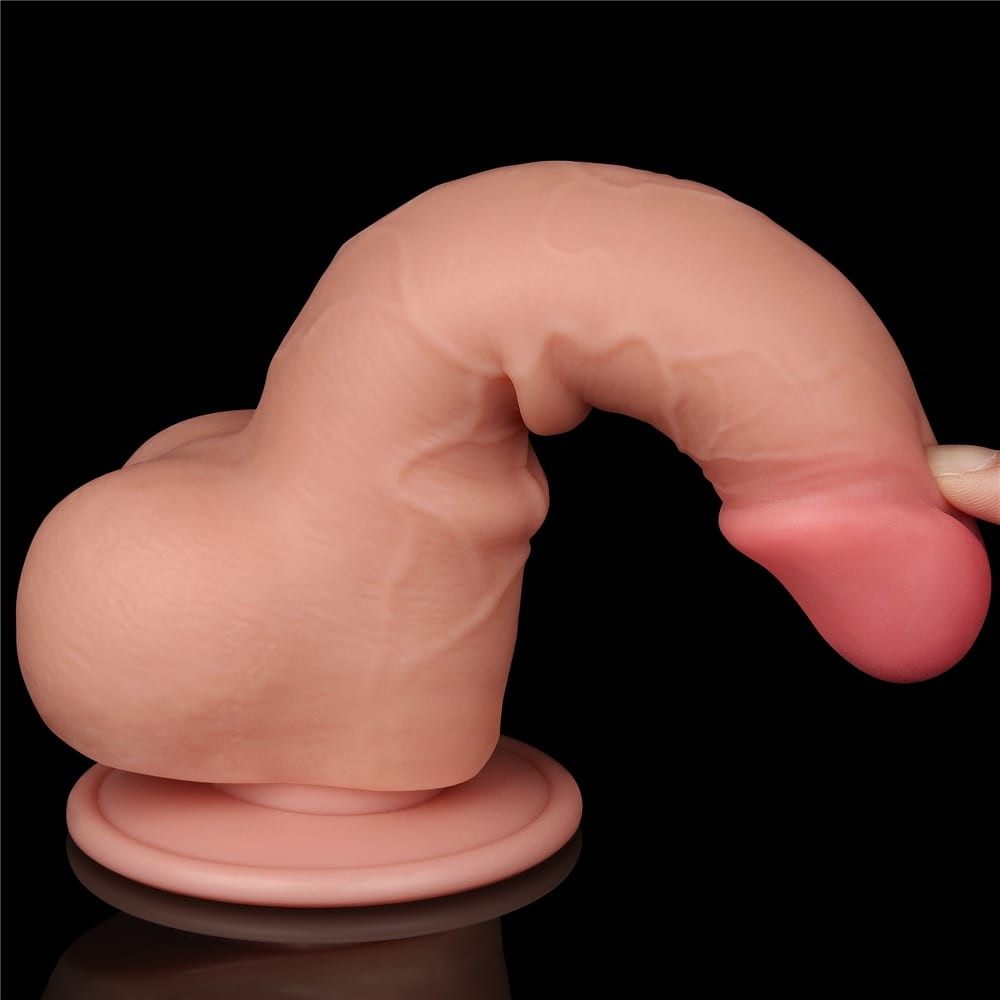 Dildo-ul Lovetoy Sliding Skin curbat puternic, demonstrand flexibilitatea totala a materialului