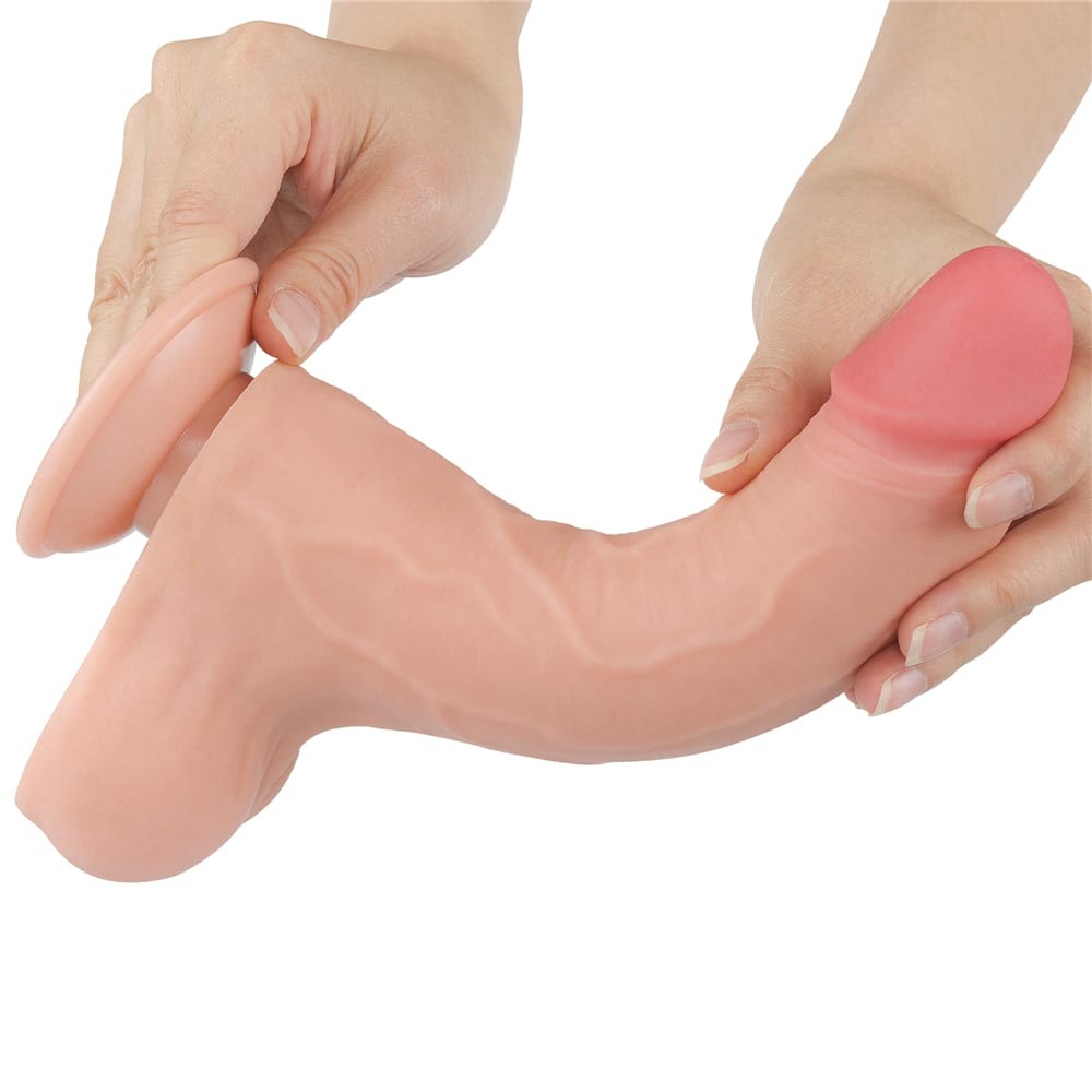 Dildo-ul Lovetoy Sliding Skin 8.5 inch curbat, cu pielea culisanta trasa simultan, demonstrand flexibilitatea totala