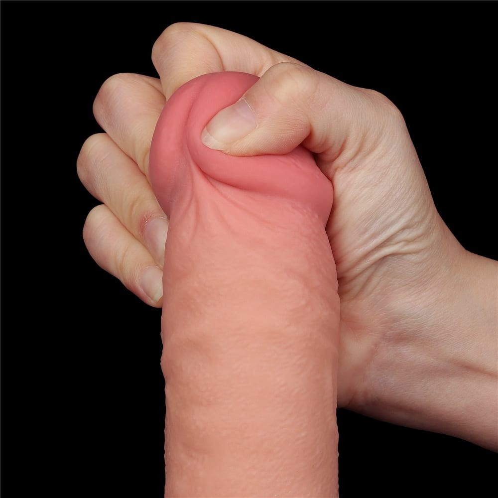 Detaliu macro al capului dildo-ului Lovetoy Sliding Skin 9.5 inch, comprimat cu mana