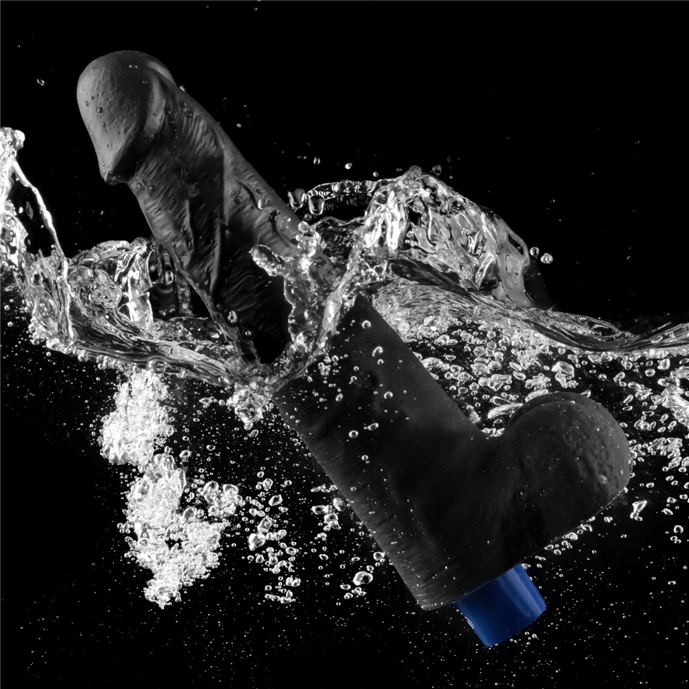 Vibrator Lovetoy Real Softee 10.5 inch negru sub jet de apa, demonstrand rezistenta totala la apa