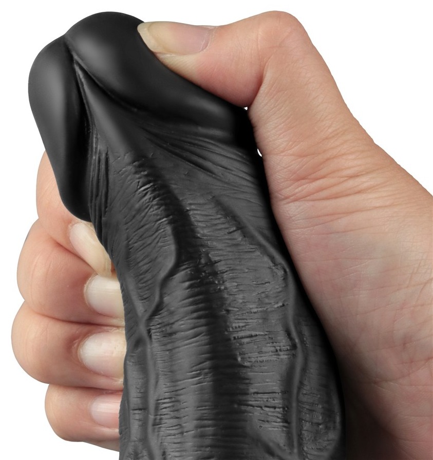 Vibratorul Real Softee tinut in mana, aratand flexibilitatea materialului TPE