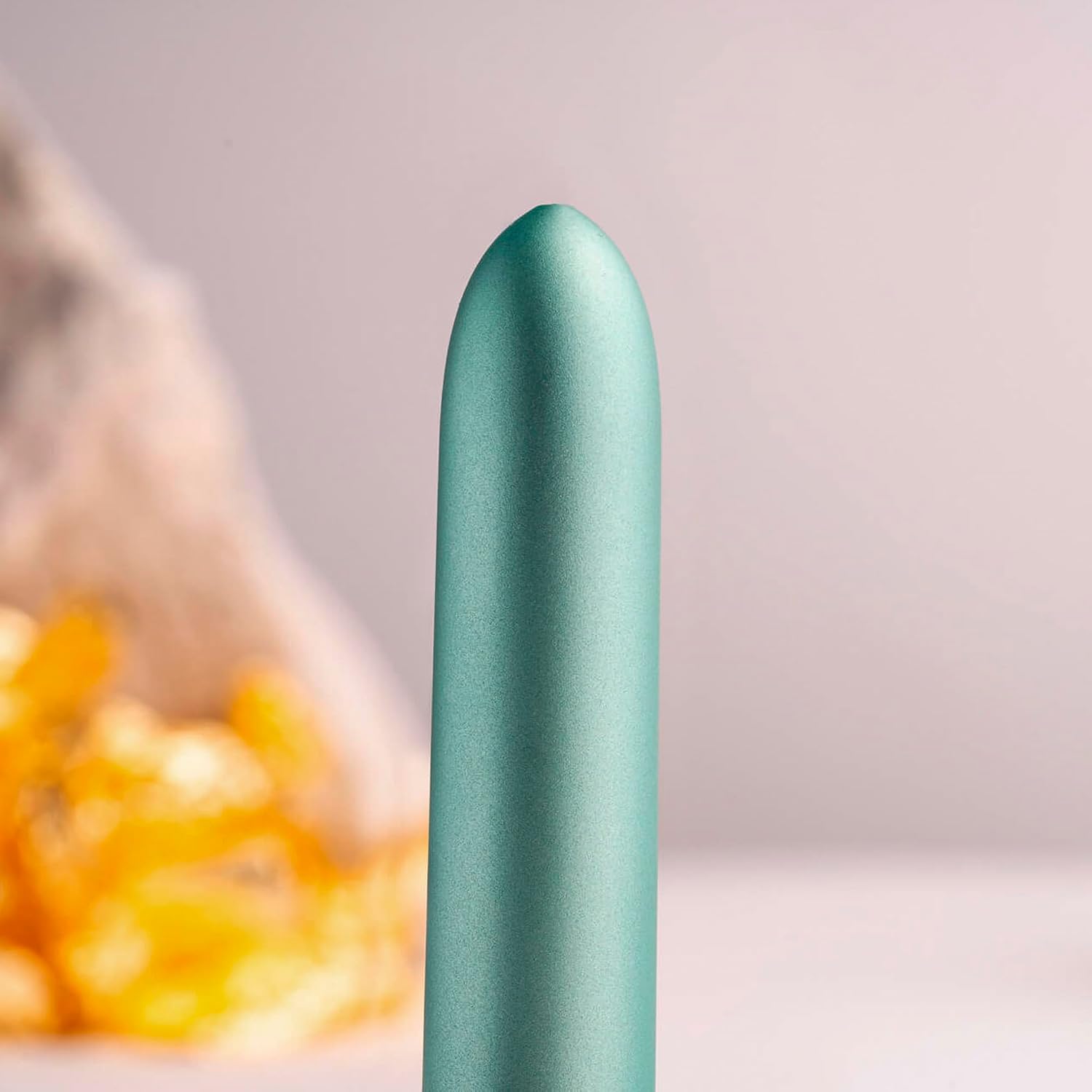 Mini Vibrator Rocks Off Touch of Velvet Aqua Lily, prim-plan cu fundal neclar