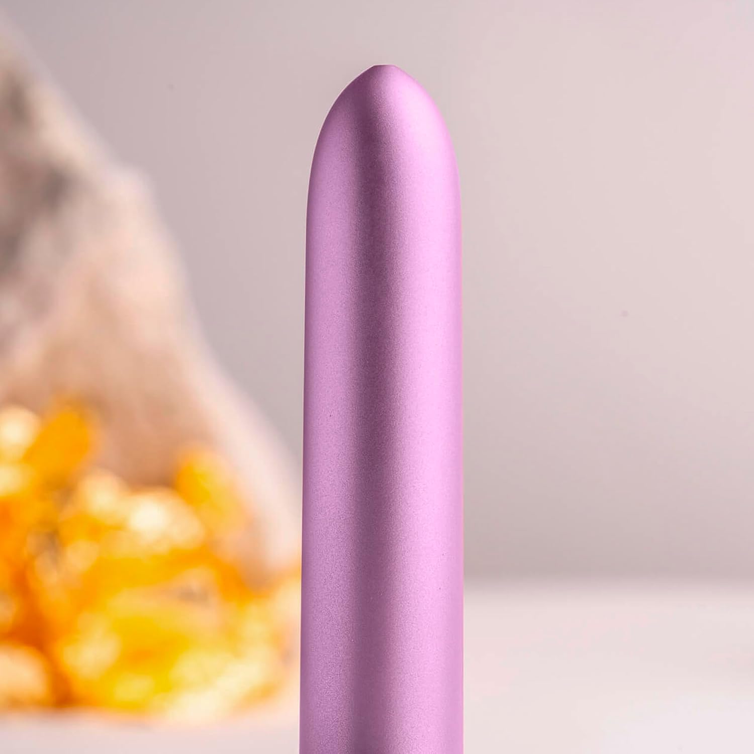 Mini Vibrator Rocks Off Touch of Velvet Soft Lilac, prim-plan cu fundal neclar