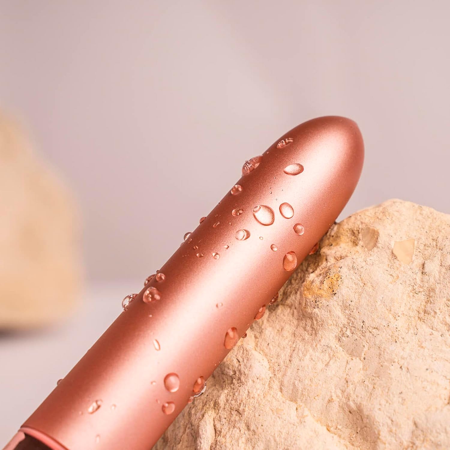 Mini Vibrator Rocks Off Touch of Velvet Rose Blush, detaliu umed pe piatra