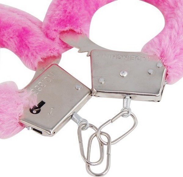 Catuse Power Escorts Love Cuffs Roz, detaliu lant si carabina metalica