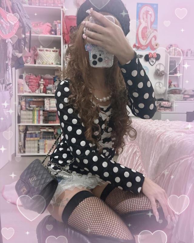 Ciorapi plasa micro fishnet negri Leg Avenue purtati in tinuta kawaii, selfie oglinda