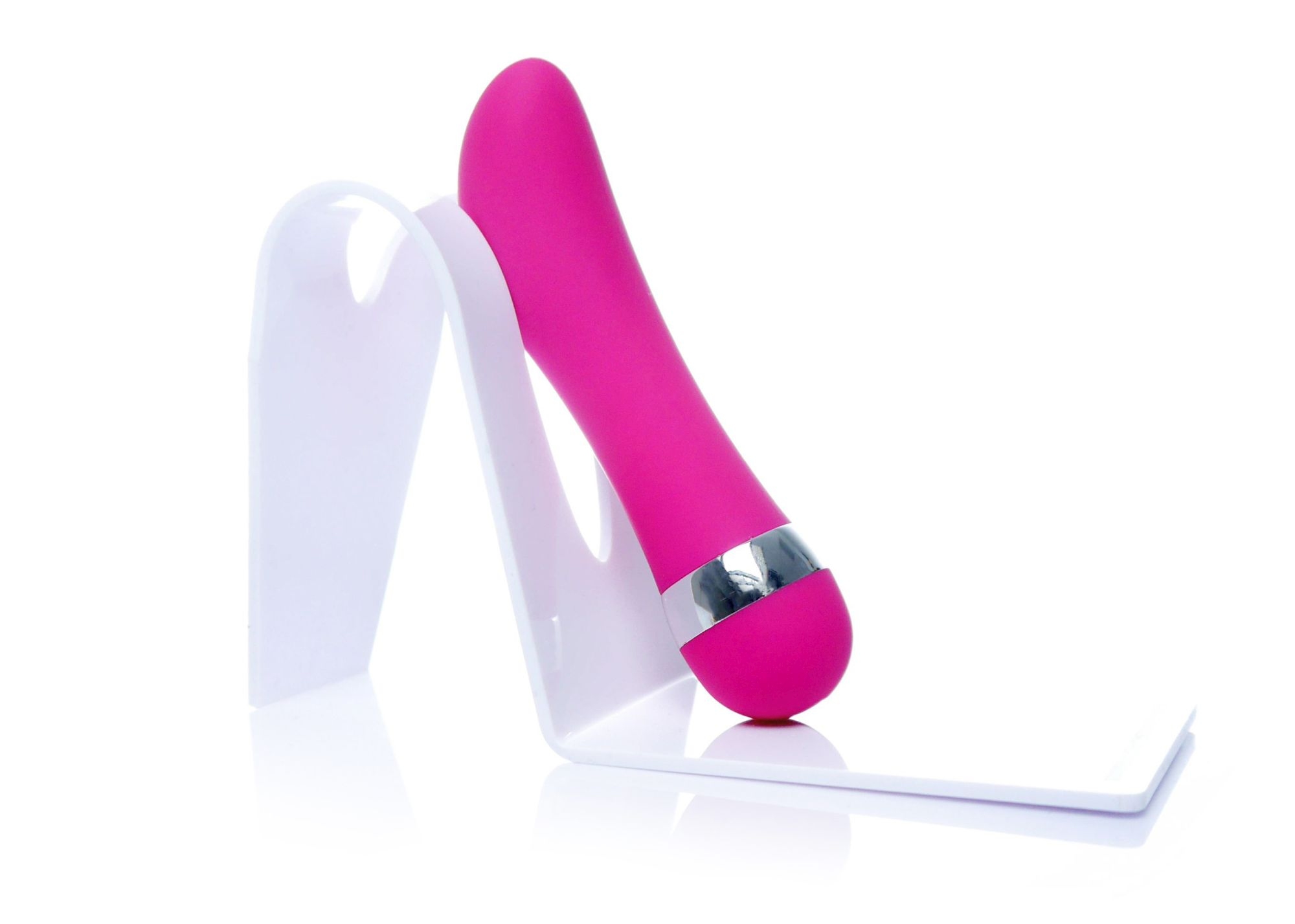 Vibrator mini Lady Finger cu varf curbat, asezat inclinat pe un suport pentru fotografiere