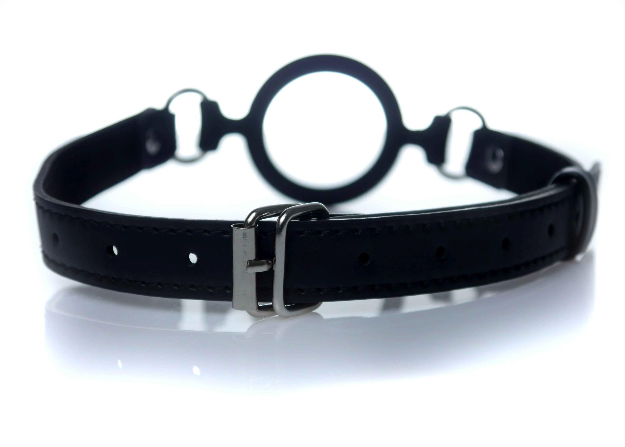 Knebel O-ring Gag, vedere din unghi cu inelele metalice de prindere a curelei vizibile