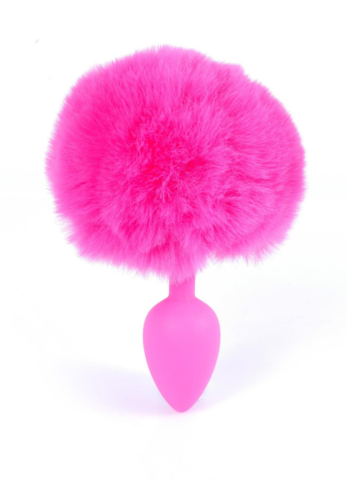 Plug anal cu coada pufoasa roz stil bunny tail, vazut din fata, in picioare pe fundal alb, cu conul din silicon vizibil la baza