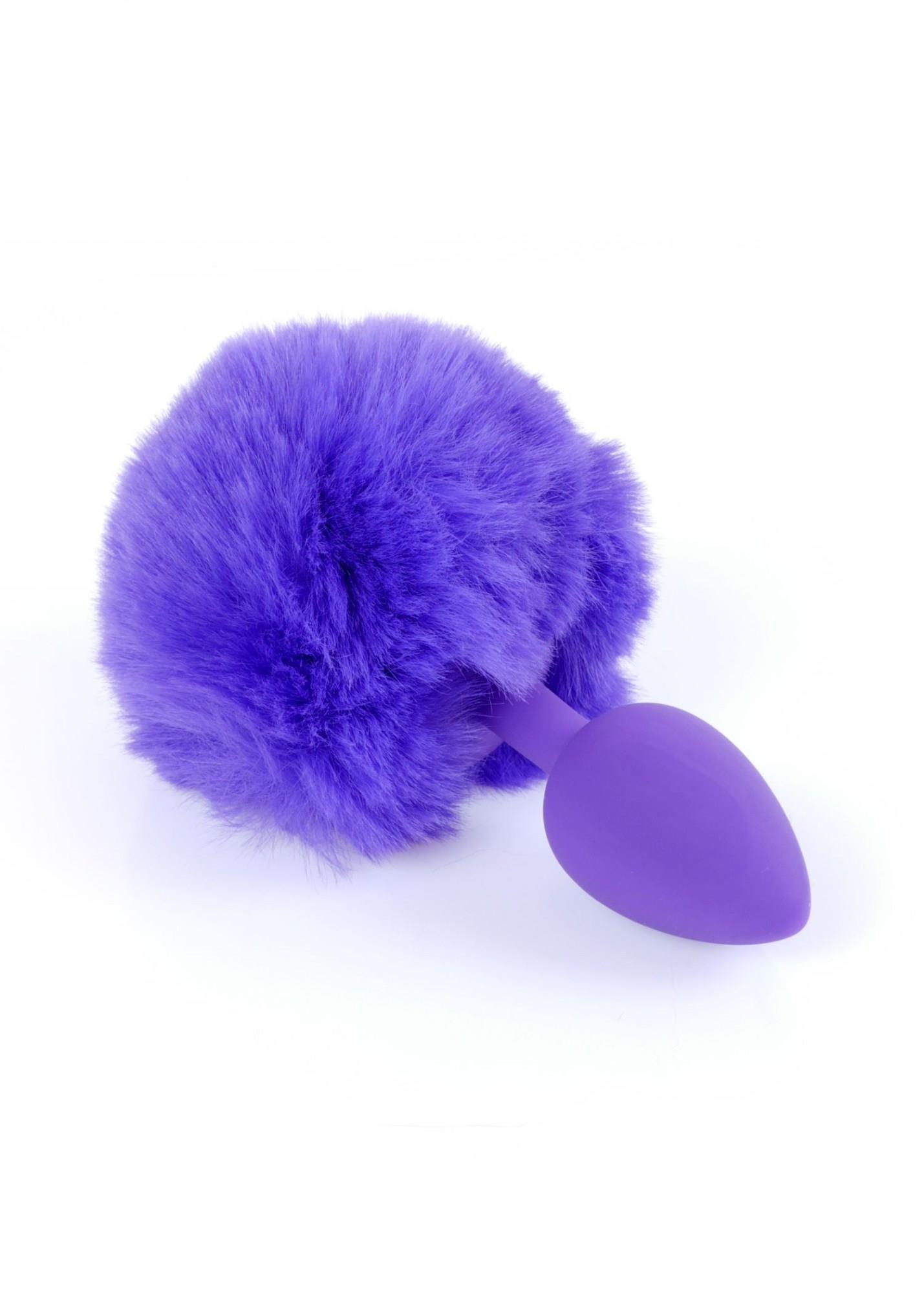 Detaliu al cozii pufoase violet, textura de blana artificiala fotografiata de aproape
