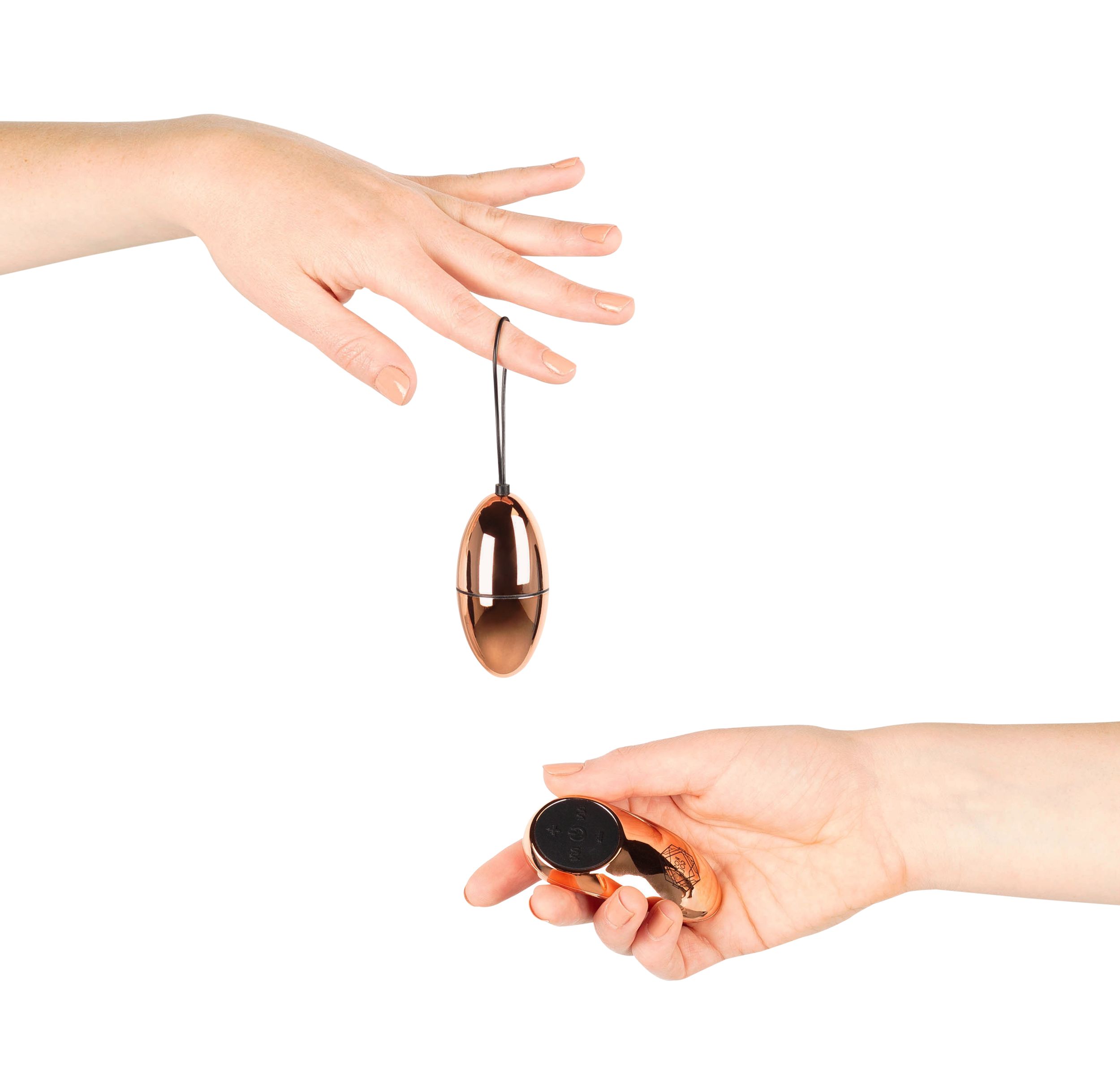 Rosy Gold New Vibrating Egg - comparatie dimensiuni ou si telecomanda in palma