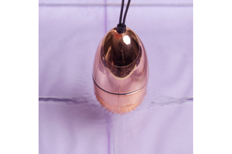 Rosy Gold New Vibrating Egg - demonstratie impermeabilitate 100%