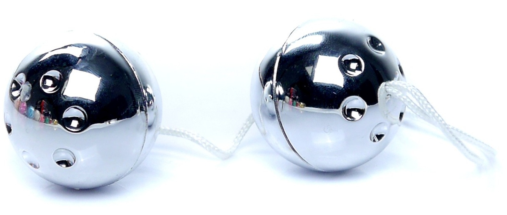 Bile Vaginale Duo Balls Silver, Argintiu - detaliu cele doua bile scoase din cutie, cu textura si snurul de recuperare vizibile