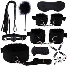Toate cele 10 piese ale kitului BDSM Fetish B-Series asezate impreuna: bici, pana, masca, catuse maini si picioare, zgarda cu lesa, franghie, curele in X, clesti sfarcuri