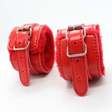 Catuse de mana din piele ecologica rosie, captusite cu blana, cu catarama ajustabila