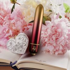 Mini Vibrator Rocks Off Boudoir Debutante, alaturi de flori si accesorii decorative
