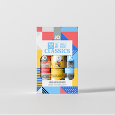 Cutie System JO Tri-Me Triple Pack Classics pe fundal deschis, cu trei flacoane vizibile