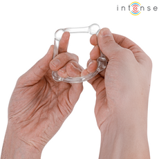 Inel Intense Bourne intins intre degete, pentru a arata elasticitatea