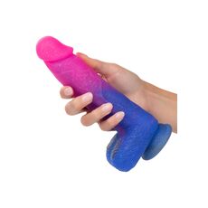 Dildo vibrator realist Ombre Hombre CalExotics roz-albastru, tinut in mana pentru scara reala