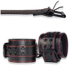 Catuse Fetish Bondage, piele neagra, cusaturi rosii - detaliu finisaj