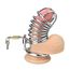 Centura de castitate metalica Lovetoy Emperor montata pe un model demonstrativ, aratand pozitia inelului de baza si a lacatului