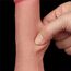 Detaliu macro al texturii de vene in relief ale dildo-ului Lovetoy Sliding Skin, la apasare cu degetul