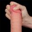 Detaliu macro al capului dildo-ului Lovetoy Sliding Skin 9.5 inch, comprimat cu mana