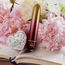 Mini Vibrator Rocks Off Boudoir Debutante, alaturi de flori si accesorii decorative