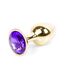 Plug Jewellery Gold, cristal mov, vedere de aproape cu suprafata metalica lustruita si cristalul fatetat