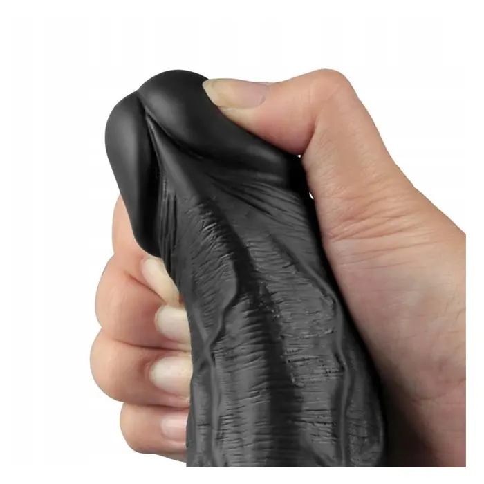 Vibratorul Real Softee tinut in pumn, aratand grosimea reala si diametrul de 5,1 cm