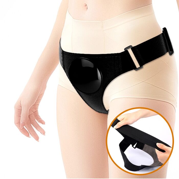 Chilotul harness Pretty Love Oher purtat pe un model demonstrativ, aratand pozitia inelului si sistemul de prindere ajustabil