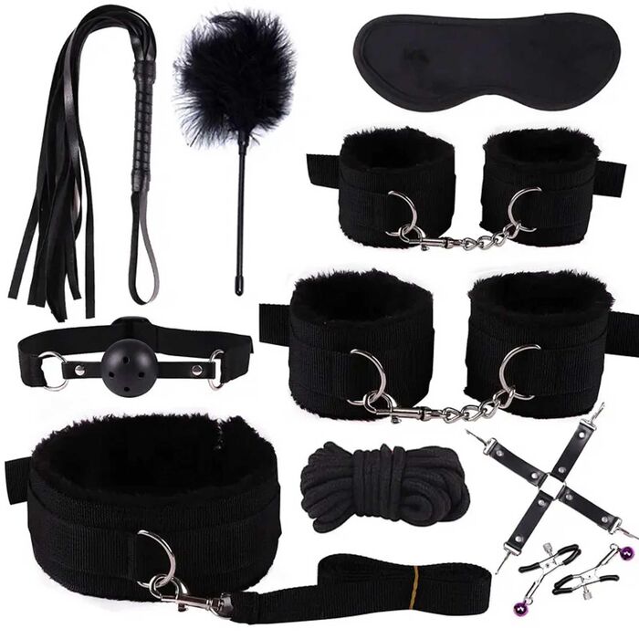 Toate cele 10 piese ale kitului BDSM Fetish B-Series asezate impreuna: bici, pana, masca, catuse maini si picioare, zgarda cu lesa, franghie, curele in X, clesti sfarcuri
