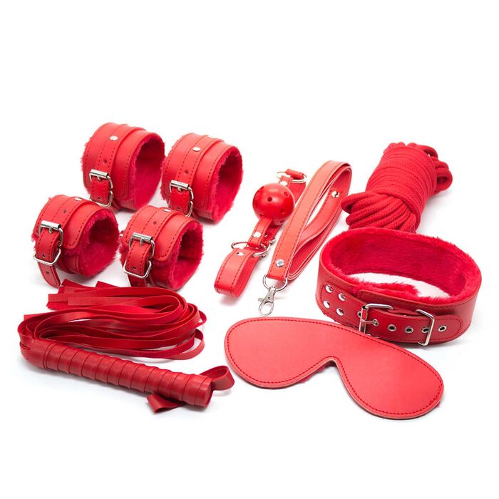 Toate cele 8 piese ale setului BDSM rosu asezate impreuna: catuse, zgarda, calus, bici, masca, franghie