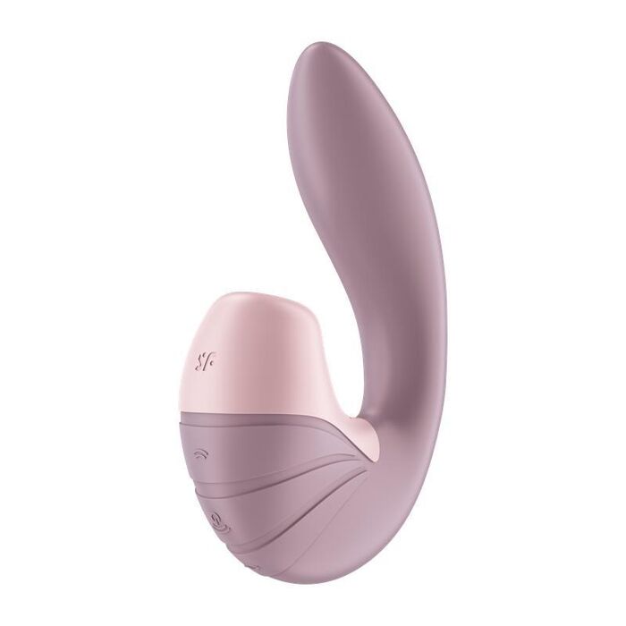 Detaliu logo Satisfyer gravat pe corpul de comanda al vibratorului Supernova