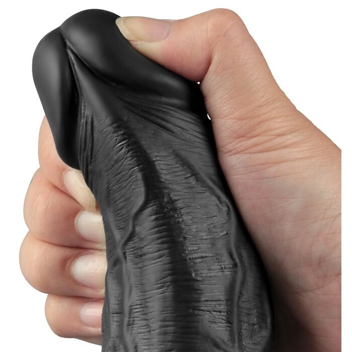 Vibratorul Real Softee tinut in mana, aratand flexibilitatea materialului TPE