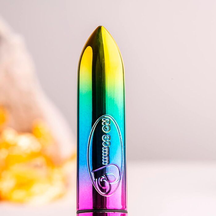Mini Vibrator Rocks Off RO-80mm Rainbow, prim-plan cu fundal floral neclar