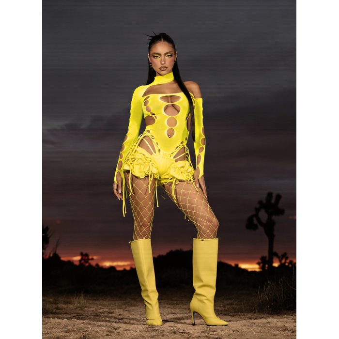Bodysuit Asimetric Decupat Galben Leg Avenue, campanie foto stilizat cu ciorapi fishnet si cizme