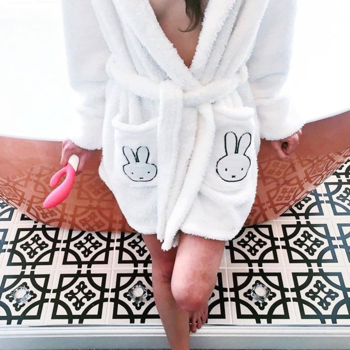 Vibrator Rabbit LELO Ina Wave Cerise - vedere laterala