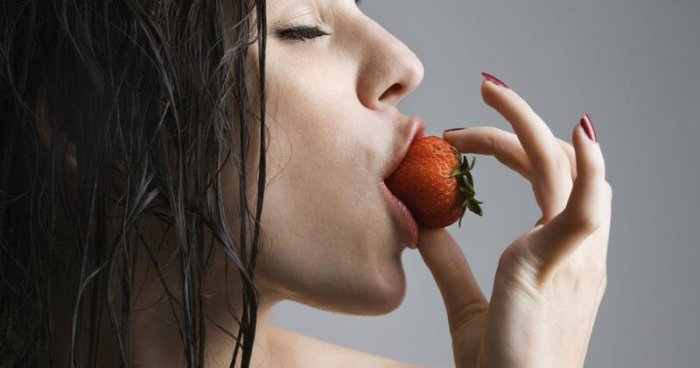 Lubrifiant gel de masaj Lick It Strawberry, Aroma Capsuni , 50ml - culoare si material