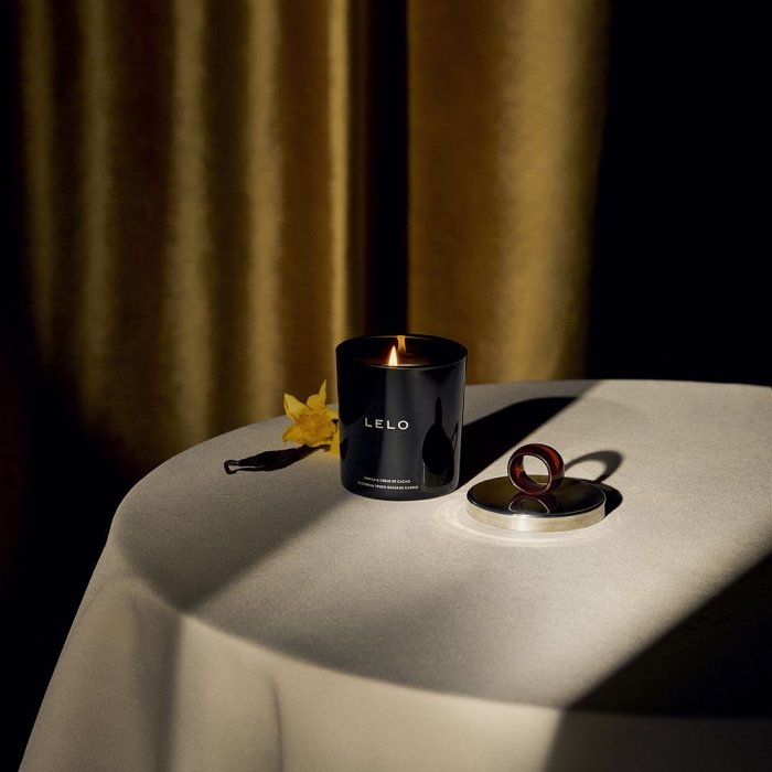 lumanare LELO Flickering Touch cu ulei de caise si parfum fin de cacao