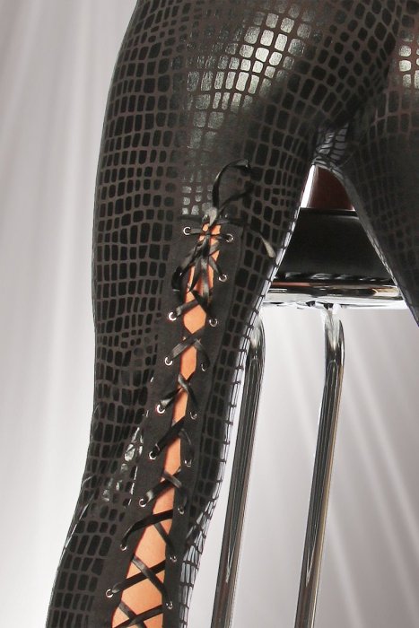 Wetlook Crocodile Leggings Saresia - Negru - culoare si material