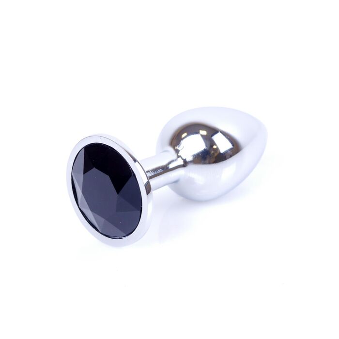 Plug Jewellery Silver, cristal negru, vedere de aproape cu suprafata metalica lustruita si cristalul fatetat