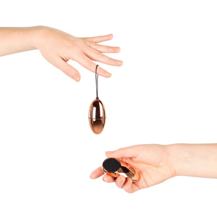 Rosy Gold New Vibrating Egg - comparatie dimensiuni ou si telecomanda in palma